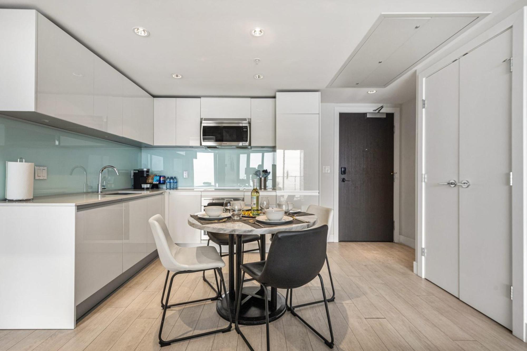 Stunning 34Th Floor Views, Prime Downtown Location - Near Stampede, Casino, Bars! Free Banff Pass, Parking, Wine! Villa YYC Kültér fotó