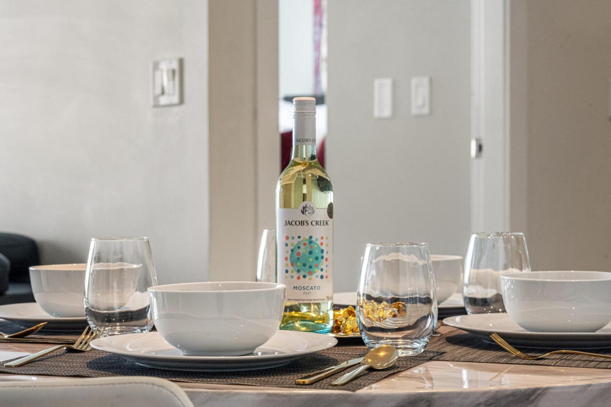 Stunning 34Th Floor Views, Prime Downtown Location - Near Stampede, Casino, Bars! Free Banff Pass, Parking, Wine! Villa YYC Kültér fotó